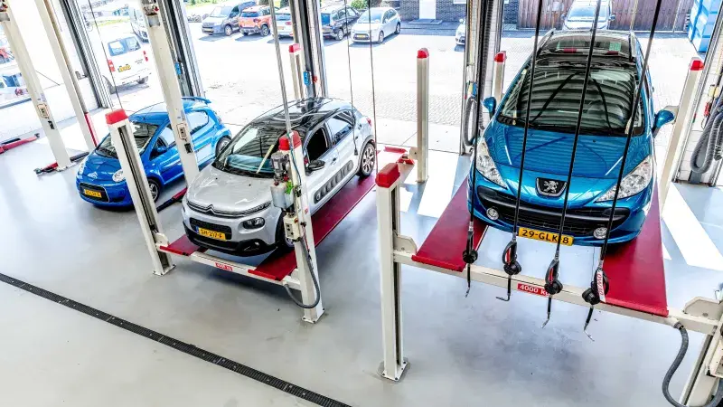 Werkplaats Autobedrijf Broere Krimpen aan den IJssel - uitrusting werkplaats overzicht auto's op bruggen eurorepar citroen peugeot 3