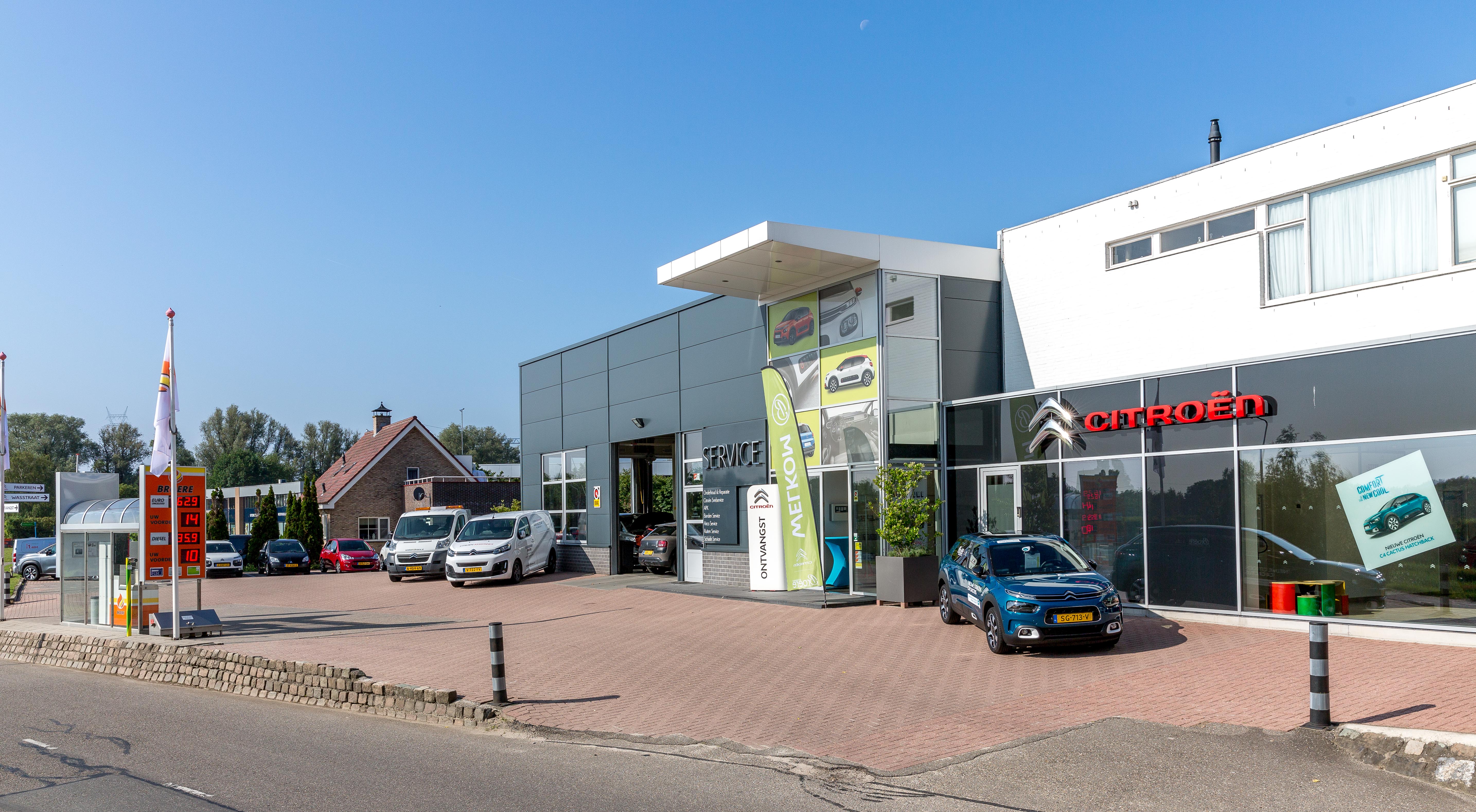 Entree met tankstation