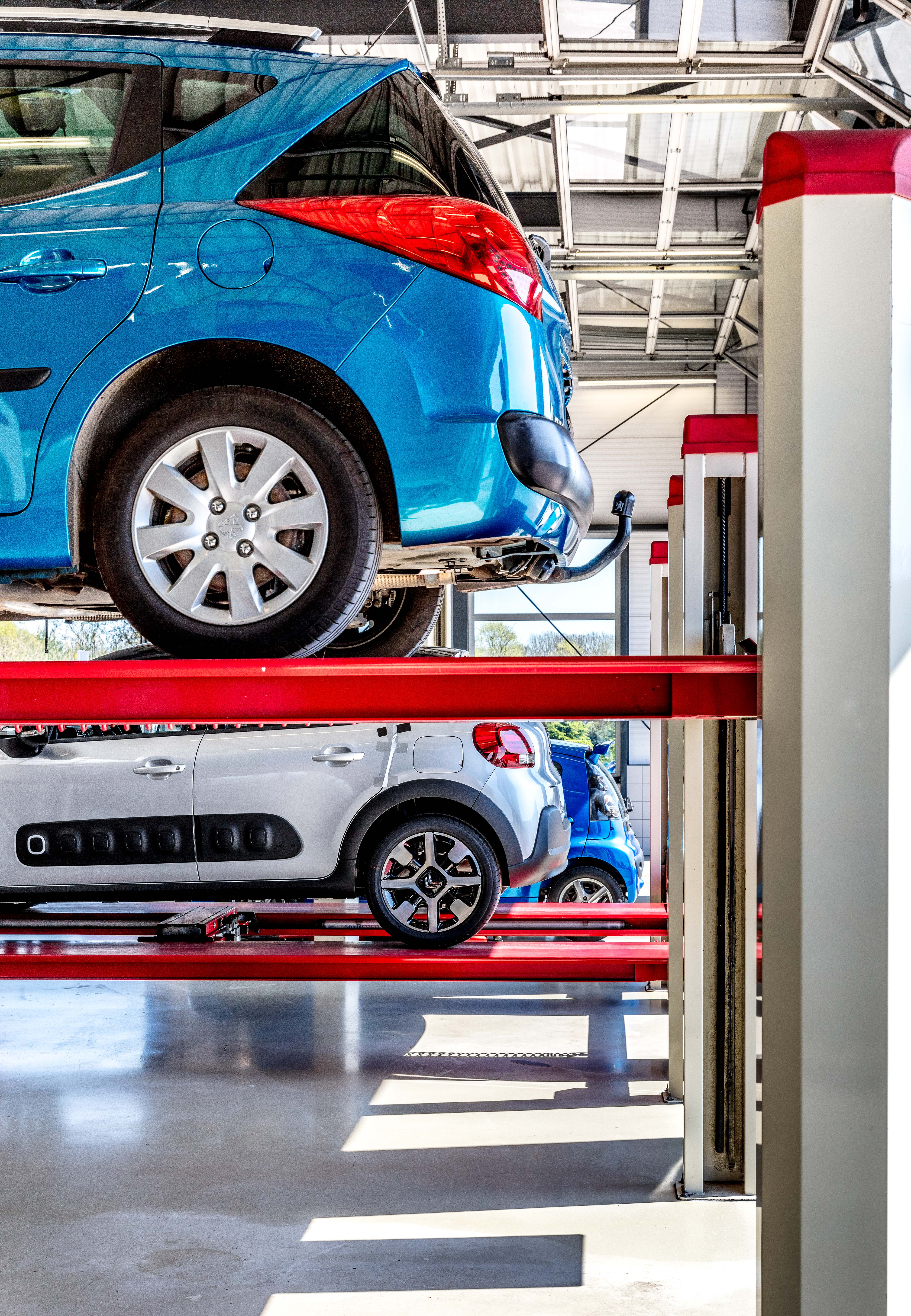 Peugeot en Citroën in werkplaats