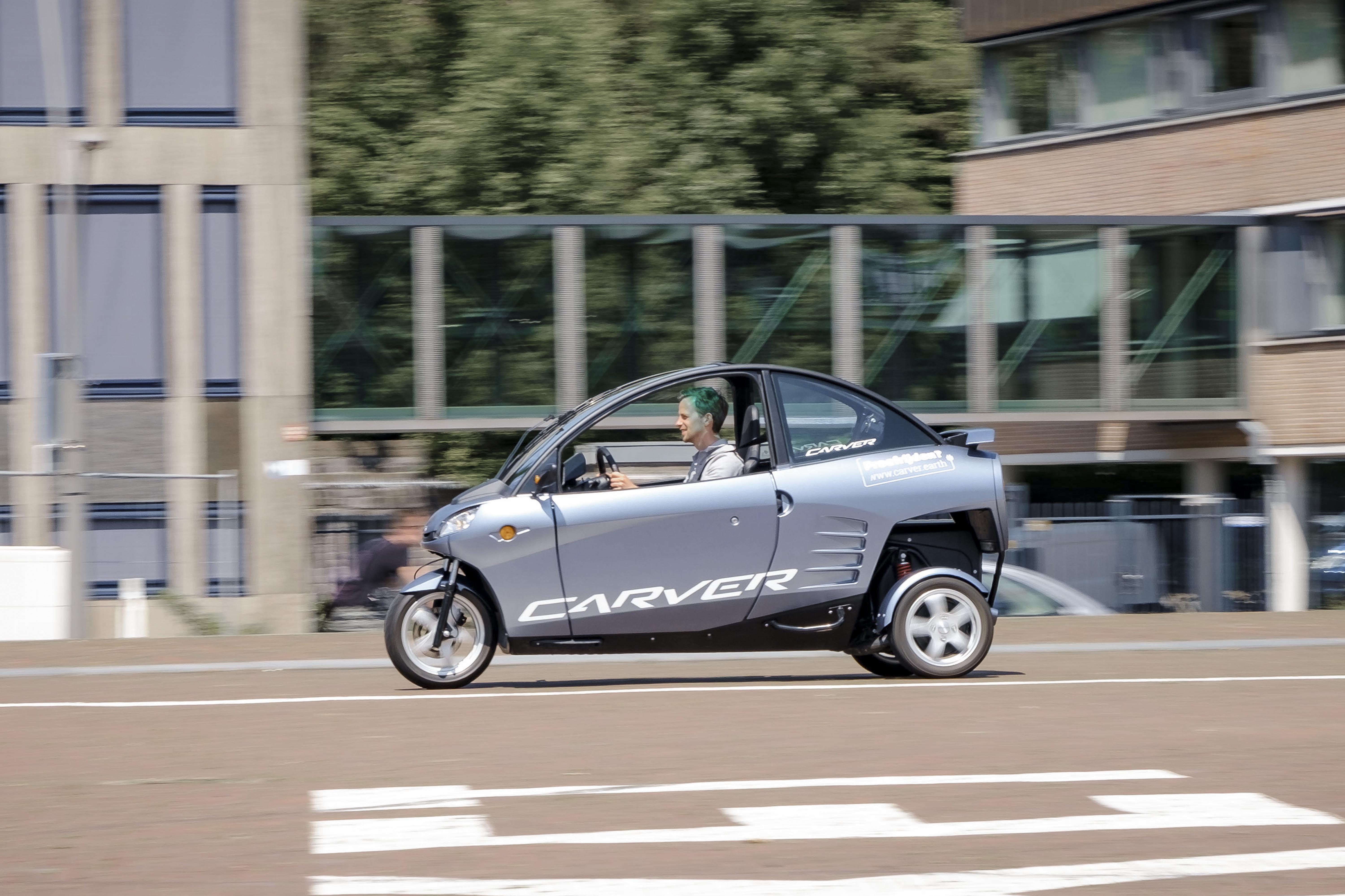 Carver geparkeerd oprit