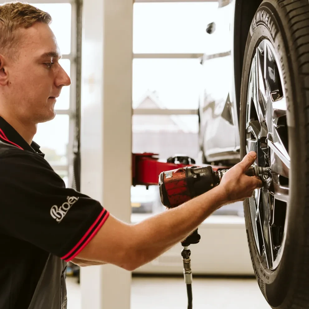 Monteur monteert wiel