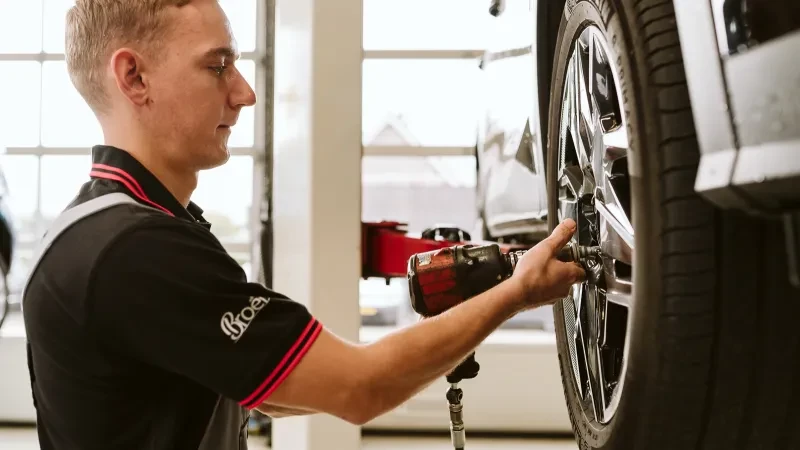 Monteur monteert wiel